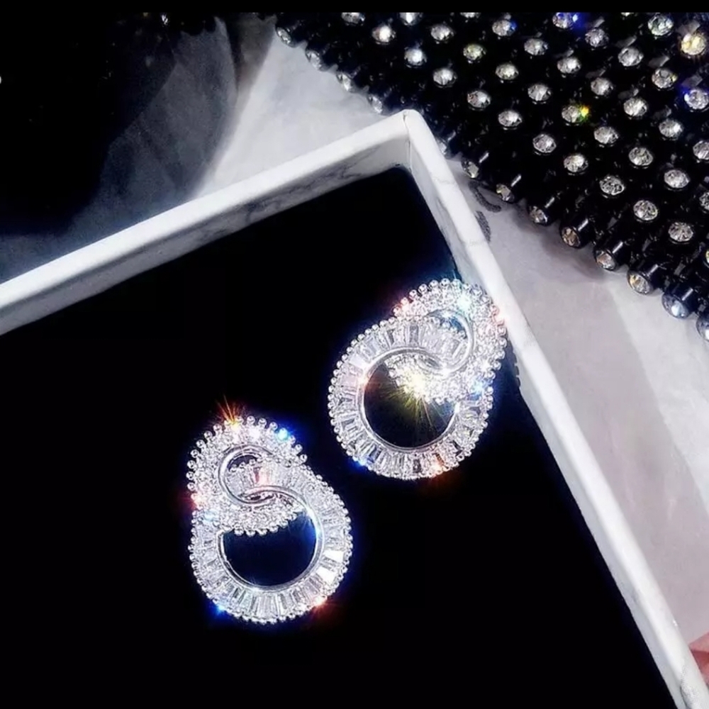 HOST PICK 😍 Stunning Crystal Stud Earrings - Picture 3 of 5